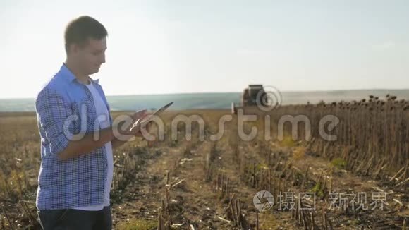 年轻农民的肖像，平板电脑站在田野里。 概念农户，食品，生物产品..