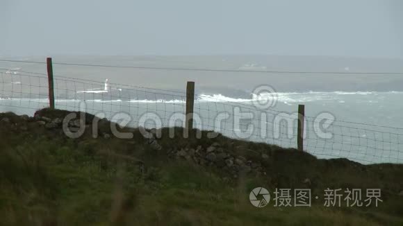 海浪冲击岩岸视频