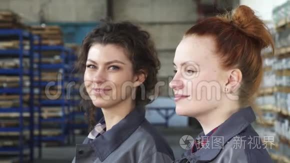 美丽的女工程师微笑着对着镜头在工厂摆姿势