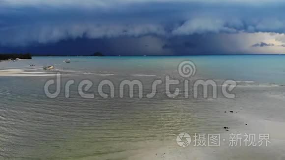 波涛汹涌的海面上乌云密布. 在苏梅岛附近的雨季，厚厚的蓝云漂浮在海面上