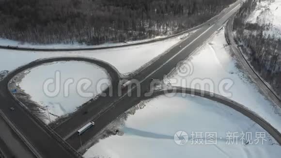 高速公路上的鸟瞰图。 汽车在路上。 大型交通交汇处概况