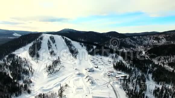 在滑雪场基地上空飞行视频