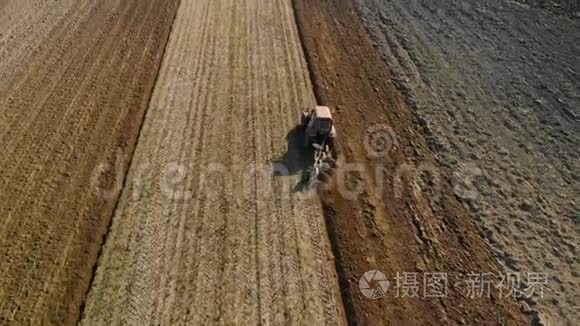 拖拉机-农业单位在干燥的晴朗天气中进行耕作，种植褐色土壤