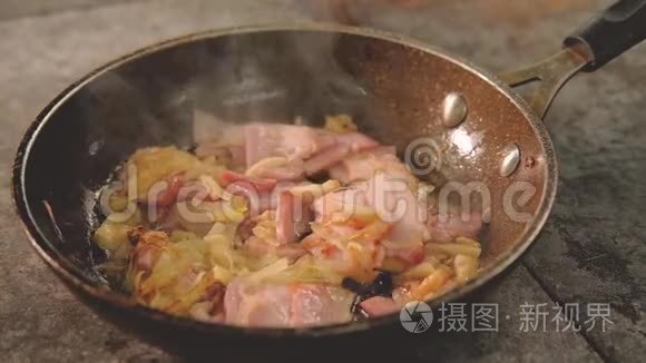 食物烹饪原料锅火腿培根鱿鱼视频