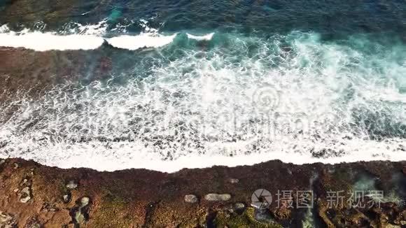 巨型波浪、海洋泡沫和飞溅的顶部景观，阳光明媚的一天，慢动作视频，印度尼西亚，巴厘岛