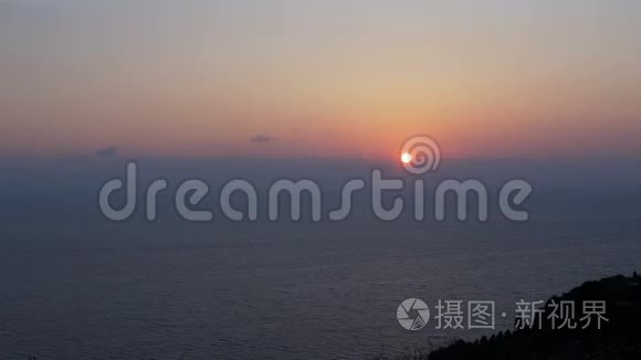 地中海上平静的日落，海水上金色的光芒