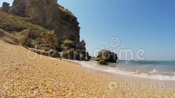 落基海海岸和海浪在奔跑中视频