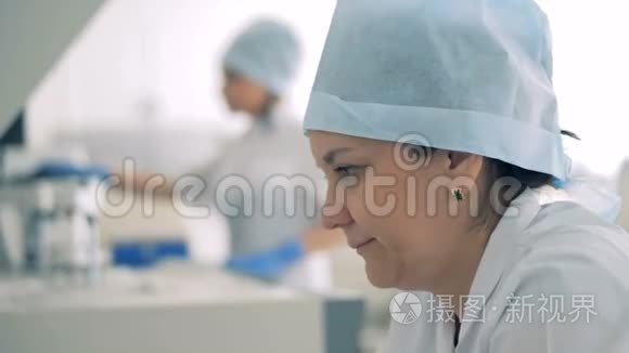 在工作过程中有两名女化验员视频