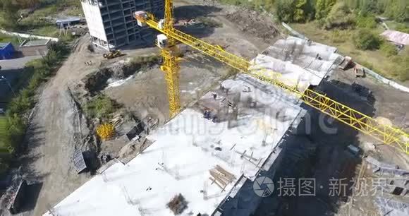 正在用起重机建造的建筑物视频