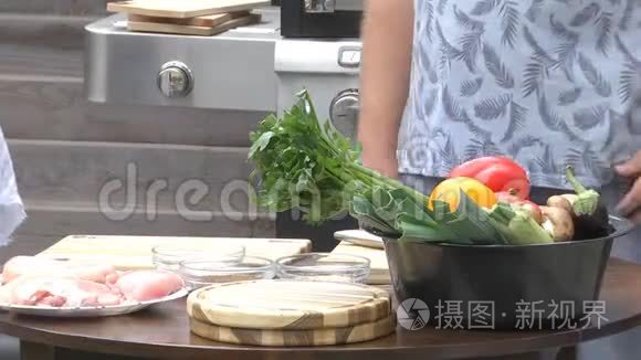 桌子上的蔬菜和调味品视频