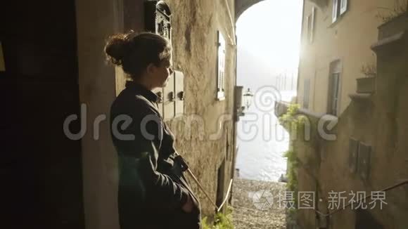 女人在贝拉焦欣赏街景视频