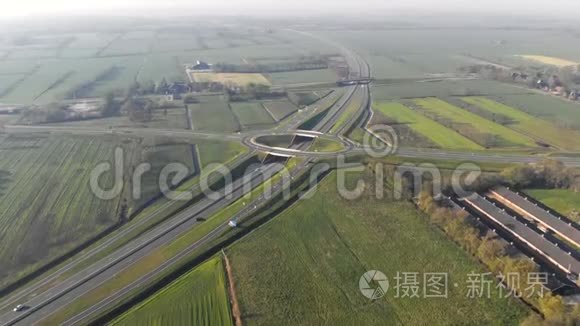 在连接荷兰主要城市的高速公路附近飞行。 汽车在高速公路上行驶。