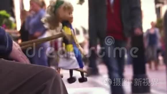 一个娃娃和街边的人视频