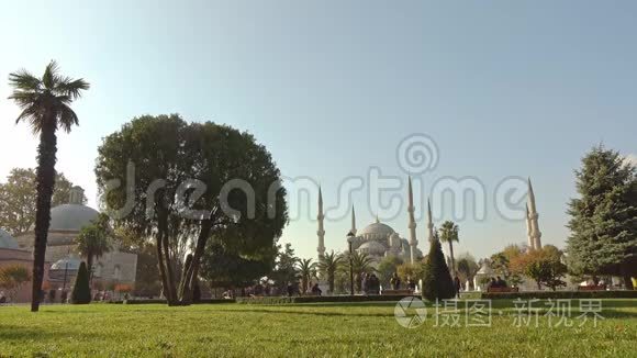 绿色广场与喷泉附近的苏丹艾哈迈德清真寺蓝色清真寺在伊斯坦布尔，土耳其阳光明媚的一天。 4KUHD视频，3840