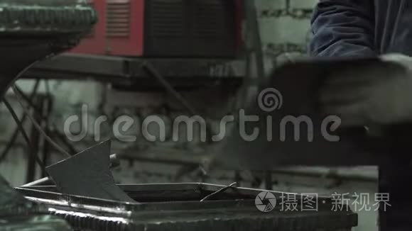 铁匠测量产品的长度视频