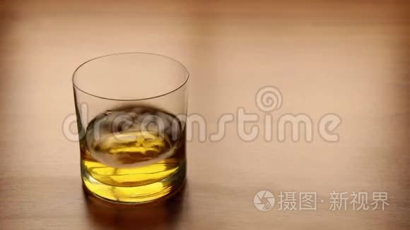 站在桌子上的玻璃杯里的威士忌