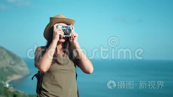 女专业摄影师用古色古香的相机在山顶拍照