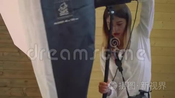 女摄影师准备摄影器材视频