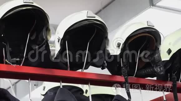 消防队的头盔和夹克视频