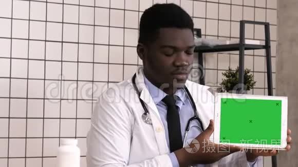 英俊严肃的非洲医生在平板电脑屏幕上展示产品。 白色显示器。