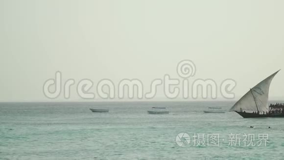 木制的帆船在海浪中航行视频