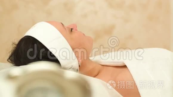 美容水疗中心按摩女性面部护理视频