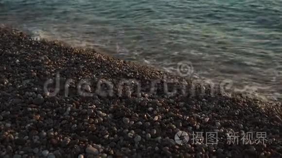 波浪撞击海滩视频