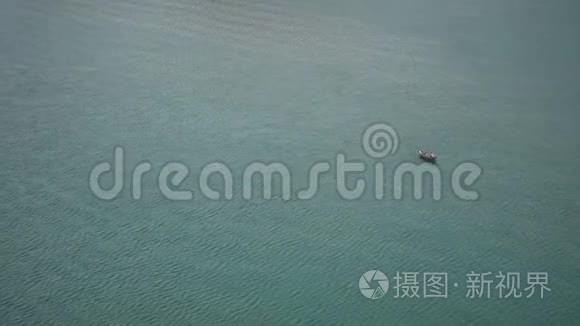漂浮在开阔水面上的小型渔船视频