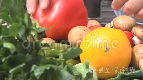 桌子上的蔬菜和调味品视频