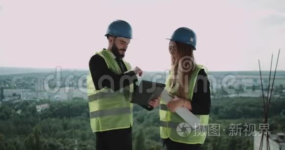 4.工程师、建筑工人或商人讨论建筑工地的项目，并最终达成协议