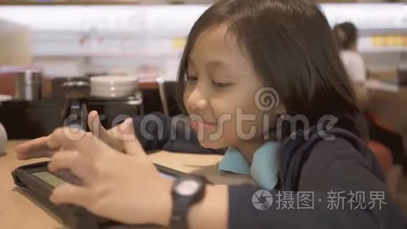 小女孩在咖啡馆用手机视频