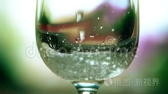 在酒杯中倒入碳酸矿泉水视频