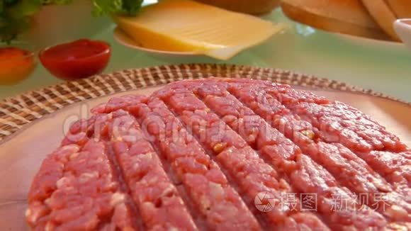 生牛肉汉堡躺在木板上特写视频