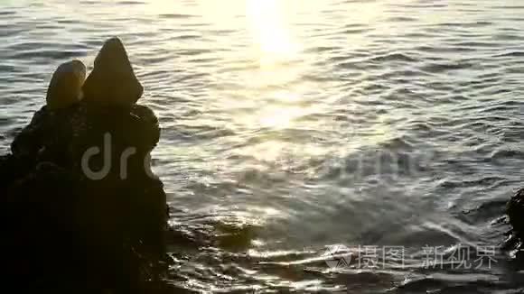 日落时海水中日落光线的反射视频