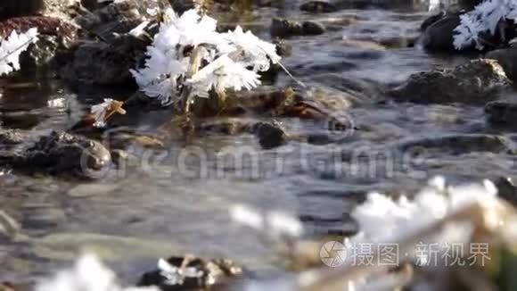 流淌在冰冻的风景中视频