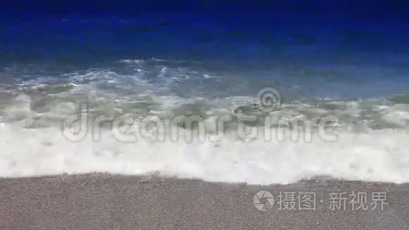 在海滩冲浪视频