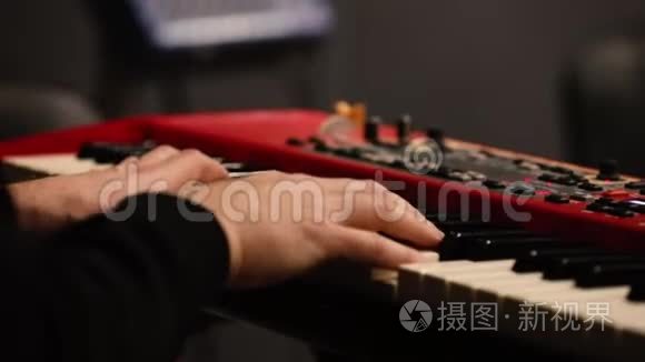 键盘合成器和音乐家手视频