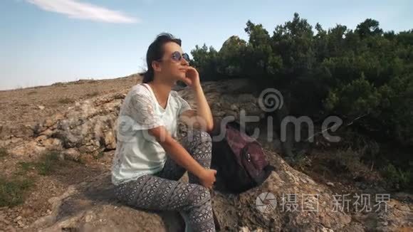 疲惫的女人旅行者渴望大自然视频