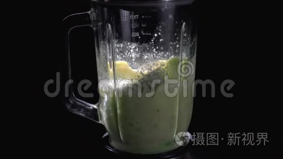 在搅拌机里晃动饮食蔬菜视频