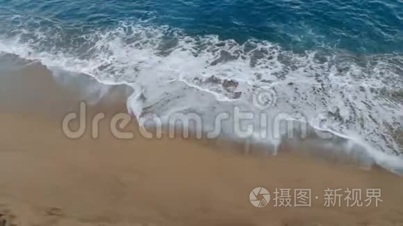 海岸线被海浪冲刷视频