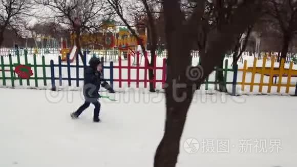 HD开朗的男孩正和孩子们一起跑铲子装满了雪