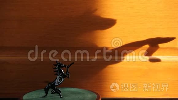 黑马雕像太阳影高清镜头视频