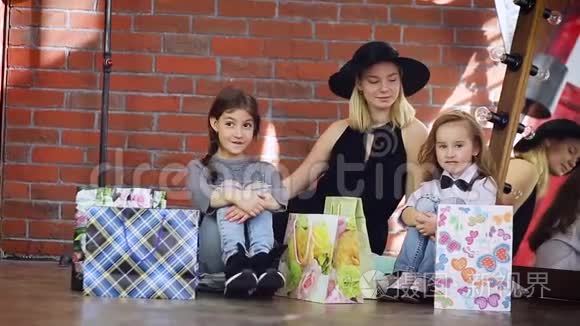 三个小女孩在看购物袋视频
