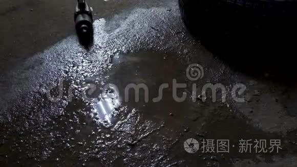 水滴在可怕的地方掉进水坑里视频