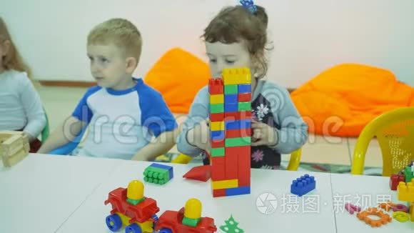 孩子们开发一个游戏室。 幼儿在娱乐课上的情绪。 孩子们在这里建造建筑物