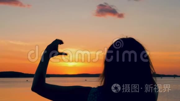 夕阳下的女人会让人心动视频