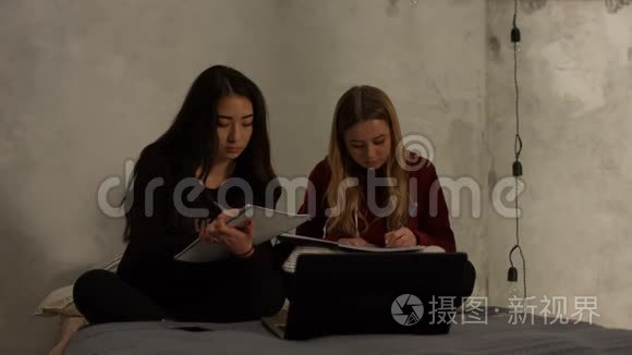 可爱的高中女生在家一起学习视频