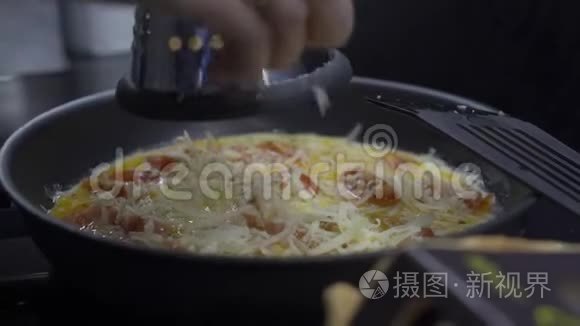 女人用煎锅把奶酪涂在炒鸡蛋上视频