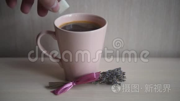 粉红色杯子里的热香咖啡