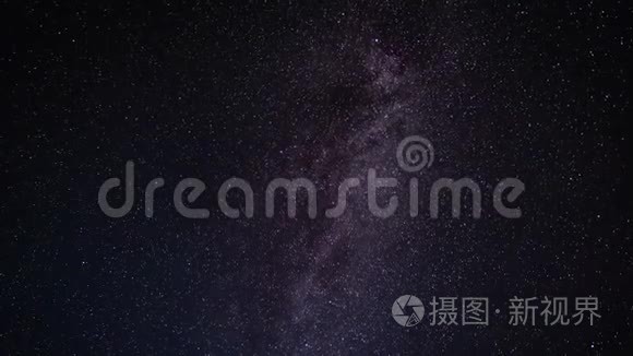 夜空中有星星，银河在漫长的曝光时间流逝。